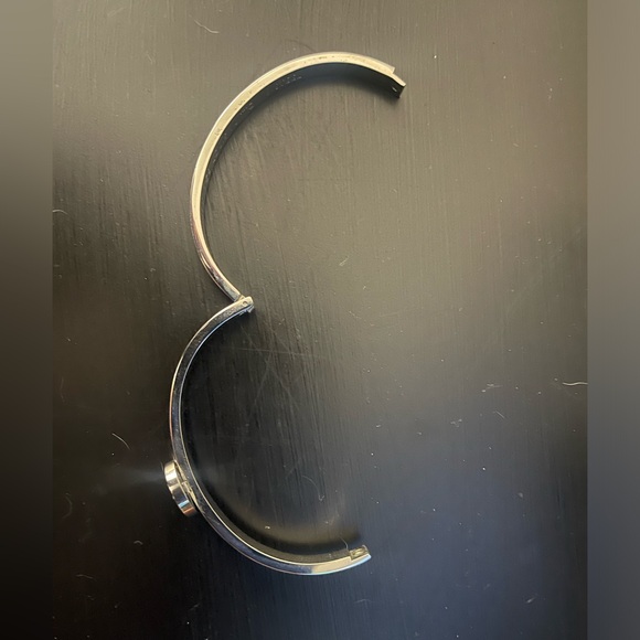 Elegant Hinged Bracelet – Timeless and Chic designer Louis V. - Picture 3 of 7